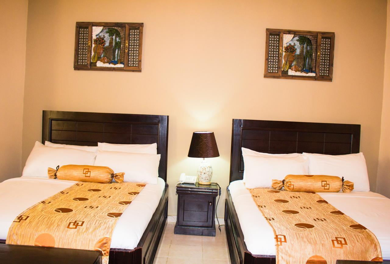 Palm Spring Resort Monrovia Exterior photo